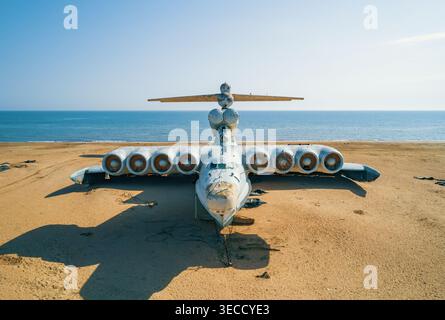 Ekranoplan abandonné de classe LUN sur une plage déserte près de la mer Caspienne sous un ciel bleu clair Banque D'Images
