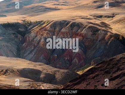 Couleurs du paysage de l'Altaï sur mars montrant différentes couches et motifs rocheux pendant la lumière de fin d'après-midi Banque D'Images