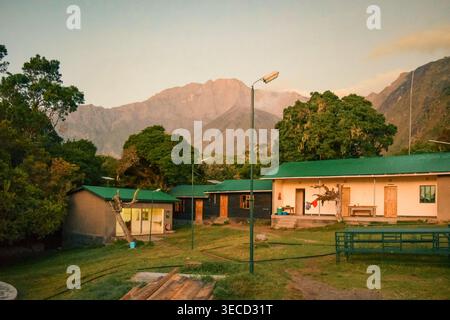 Golden Hut à Miriakamba Hut avec Mont Meru Socialist Peak dans le parc national d'Arusha, Tanzanie Banque D'Images