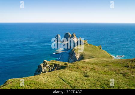 vue panoramique sur la côte rocheuse spectaculaire, les collines verdoyantes et la vaste mer bleue par une journée lumineuse Banque D'Images