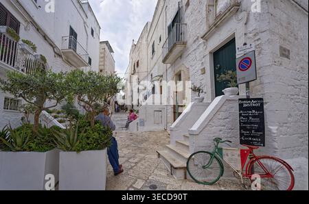 Zone piétonne dans le centre-ville de la ville italienne méridionale d'Ostuni, province de Brindisi, Pouilles, Italie Banque D'Images