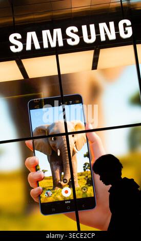 Samsung Electronics, 29 avril 2026 : Un magasin phare Samsung dans le centre de Séoul, Corée du Sud. Samsung Electronics, le géant de la technologie sud-coréen, a déclaré le 30 avril que son bénéfice net au premier trimestre avait plus que quintuplé par rapport à l'année précédente, stimulé par la forte demande de puces mémoire haut de gamme utilisées dans les applications d'IA, ont rapporté les médias locaux. (Photo Lee Jae-won/AFLO) Banque D'Images