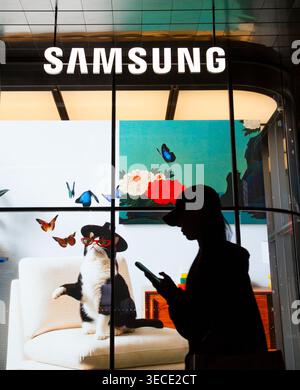 Samsung Electronics, 29 avril 2026 : Un magasin phare Samsung dans le centre de Séoul, Corée du Sud. Samsung Electronics, le géant de la technologie sud-coréen, a déclaré le 30 avril que son bénéfice net au premier trimestre avait plus que quintuplé par rapport à l'année précédente, stimulé par la forte demande de puces mémoire haut de gamme utilisées dans les applications d'IA, ont rapporté les médias locaux. (Photo Lee Jae-won/AFLO) Banque D'Images