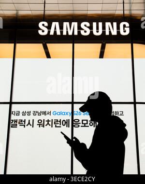 Samsung Electronics, 29 avril 2026 : Un magasin phare Samsung dans le centre de Séoul, Corée du Sud. Samsung Electronics, le géant de la technologie sud-coréen, a déclaré le 30 avril que son bénéfice net au premier trimestre avait plus que quintuplé par rapport à l'année précédente, stimulé par la forte demande de puces mémoire haut de gamme utilisées dans les applications d'IA, ont rapporté les médias locaux. (Photo Lee Jae-won/AFLO) Banque D'Images