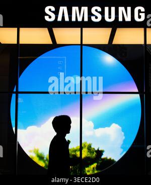 Samsung Electronics, 29 avril 2026 : Un magasin phare Samsung dans le centre de Séoul, Corée du Sud. Samsung Electronics, le géant de la technologie sud-coréen, a déclaré le 30 avril que son bénéfice net au premier trimestre avait plus que quintuplé par rapport à l'année précédente, stimulé par la forte demande de puces mémoire haut de gamme utilisées dans les applications d'IA, ont rapporté les médias locaux. (Photo Lee Jae-won/AFLO) Banque D'Images