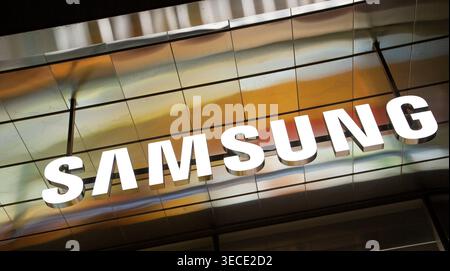 Samsung Electronics, 29 avril 2026 : Un magasin phare Samsung dans le centre de Séoul, Corée du Sud. Samsung Electronics, le géant de la technologie sud-coréen, a déclaré le 30 avril que son bénéfice net au premier trimestre avait plus que quintuplé par rapport à l'année précédente, stimulé par la forte demande de puces mémoire haut de gamme utilisées dans les applications d'IA, ont rapporté les médias locaux. (Photo Lee Jae-won/AFLO) Banque D'Images