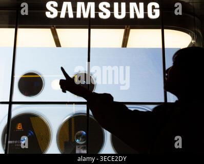 Samsung Electronics, 29 avril 2026 : Un magasin phare Samsung dans le centre de Séoul, Corée du Sud. Samsung Electronics, le géant de la technologie sud-coréen, a déclaré le 30 avril que son bénéfice net au premier trimestre avait plus que quintuplé par rapport à l'année précédente, stimulé par la forte demande de puces mémoire haut de gamme utilisées dans les applications d'IA, ont rapporté les médias locaux. (Photo Lee Jae-won/AFLO) Banque D'Images