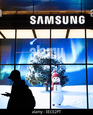 Samsung Electronics, 29 avril 2026 : Un magasin phare Samsung dans le centre de Séoul, Corée du Sud. Samsung Electronics, le géant de la technologie sud-coréen, a déclaré le 30 avril que son bénéfice net au premier trimestre avait plus que quintuplé par rapport à l'année précédente, stimulé par la forte demande de puces mémoire haut de gamme utilisées dans les applications d'IA, ont rapporté les médias locaux. Crédit : Lee Jae-won/AFLO/Alamy Live News Banque D'Images
