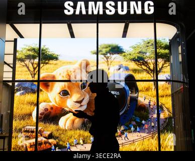 Samsung Electronics, 29 avril 2026 : Un magasin phare Samsung dans le centre de Séoul, Corée du Sud. Samsung Electronics, le géant de la technologie sud-coréen, a déclaré le 30 avril que son bénéfice net au premier trimestre avait plus que quintuplé par rapport à l'année précédente, stimulé par la forte demande de puces mémoire haut de gamme utilisées dans les applications d'IA, ont rapporté les médias locaux. Crédit : Lee Jae-won/AFLO/Alamy Live News Banque D'Images