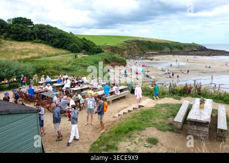 Une vue de la plage à The Hidden Hut à Porthcurnick Beach, Cornwall. Un café populaire dans une cabane en bois à côté d'une plage en Cornouailles. Banque D'Images
