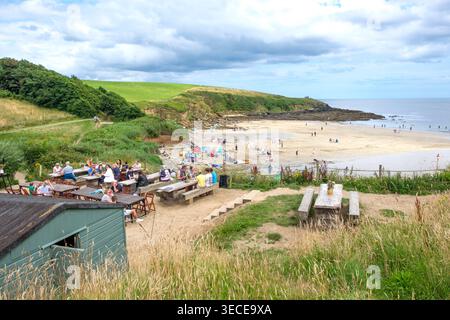 Vue de la plage à The Hidden Hut à Porthcurnick Beach, Cornwall. Un café populaire dans une cabane en bois à côté d'une plage en Cornouailles. Banque D'Images