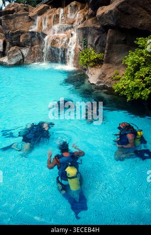 Les clients de l'hôtel observent l'entraînement de plongée dans une piscine d'hôtel dans un hôtel haut de gamme sur l'île de Maui, Hawaï, États-Unis Banque D'Images