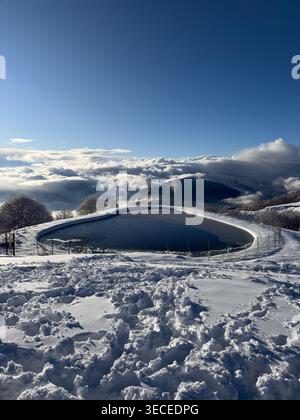lac artificiel en forme de coeur dans un paysage de montagne hivernal Banque D'Images