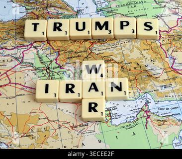 Image conceptuelle des ATOUTS, de L'IRAN et des tuiles de lettres de GUERRE sur une carte du moyen-Orient montrant l'Iran, Oman, les Émirats arabes Unis et les routes maritimes du Golfe Banque D'Images