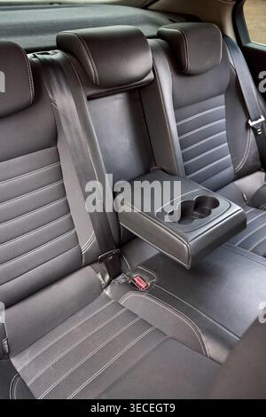 Minsk, Biélorussie - 17 mars 2026 : Renault Laguna III intérieur de 3ème génération. Siège arrière avec points de fixation pour siège auto pour enfant ISOFIX, accoudoir Banque D'Images