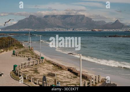 Table montagne vue de Big Bay à Bloubergstrand. Banque D'Images