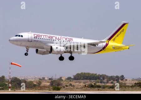 Germanwings Airbus A319-112 (Reg. : d-AKNQ) atterrissant sur la piste 32 par climat chaud. Banque D'Images
