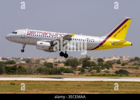 Germanwings Airbus A319-112 (Reg. : d-AKNQ) atterrissant sur la piste 32 par climat chaud. Banque D'Images
