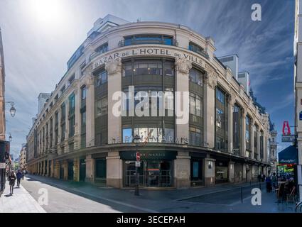 Paris, France - 04 25 2026 : Voir la façade du magasin BHV Paris par une journée ensoleillée Banque D'Images