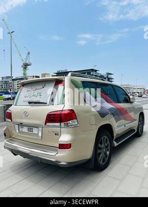 Voiture SUV avec fière d'utilisation enveloppement pendant le conflit iranien avril 2026 Banque D'Images