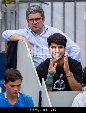 Madrid, Madrid, Espagne. 30 avril 2026. MADRID, ESPAGNE - AVRIL 30 : Carlos Alcaraz d'Espagne (R) réagit après un point en regardant son frère, Jaime Alcaraz, concurrencer POI Mas Tabuena d'Espagne lors de l'événement Mutua Madrid Open Sub-16 'El Futuro del Tenis' à la Caja m''Gica le 30 avril 2026 à Madrid, Espagne. Carlos Alcaraz est accompagné de son père lorsqu'il regarde depuis les tribunes. (Crédit image : © Alberto Gardin/ZUMA Press Wire) USAGE ÉDITORIAL SEULEMENT ! Non destiné à UN USAGE commercial ! Banque D'Images