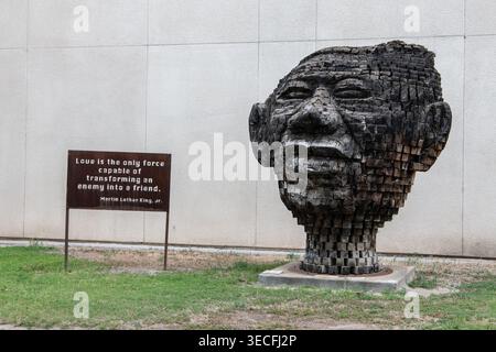 Statue en bois de Martin Luther King Jr. par le sculpteur Jems Robert Koko Bi sur l'université d'État de Californie, campus de Bakersfield. Banque D'Images