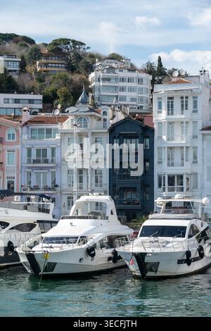 Istanbul, Turquie - 31 mars 2026 : maisons et yachts au bord de l'eau dans le district d'Arnavutkoy sur le Bosphore avec une architecture yali historique et des résidences à flanc de colline Banque D'Images