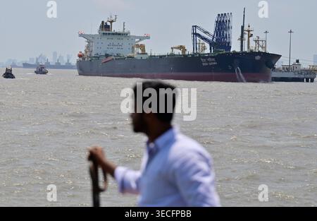 MUMBAI, INDE - AVRIL 30 : le pétrolier de pétrole brut Desh Garima battant pavillon indien est vu amarré au port de Mumbai après avoir navigué avec succès dans le détroit instable d'Ormuz le 30 avril 2026 à Mumbai, en Inde. L'arrivée sûre du navire avec environ 97 000 tonnes métriques de pétrole brut marque une étape importante dans la sécurité énergétique de l'Inde pendant une période de tension géopolitique extrême en Asie occidentale. Le Desh Garima, exploité par la Shipping Corporation of India (SCI) et transportant 31 membres d'équipage indiens, avait dégagé le point d'étranglement maritime à haut risque le 18 avril. Le pétrolier est le 10ème Indian-fla Banque D'Images