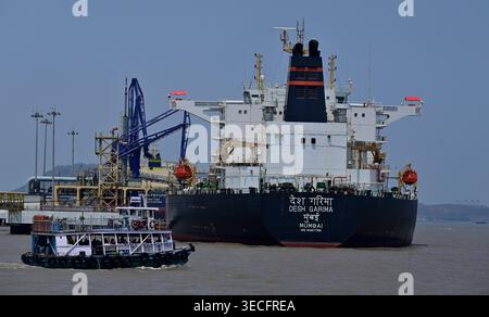 MUMBAI, INDE - AVRIL 30 : le pétrolier de pétrole brut Desh Garima battant pavillon indien est vu amarré au port de Mumbai après avoir navigué avec succès dans le détroit instable d'Ormuz le 30 avril 2026 à Mumbai, en Inde. L'arrivée sûre du navire avec environ 97 000 tonnes métriques de pétrole brut marque une étape importante dans la sécurité énergétique de l'Inde pendant une période de tension géopolitique extrême en Asie occidentale. Le Desh Garima, exploité par la Shipping Corporation of India (SCI) et transportant 31 membres d'équipage indiens, avait dégagé le point d'étranglement maritime à haut risque le 18 avril. Le pétrolier est le 10ème Indian-fla Banque D'Images