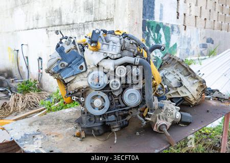 Moteur de voiture V6 moderne usagé avec transmission et système d'entraînement par courroie démonté pour réparation ou recyclage Banque D'Images