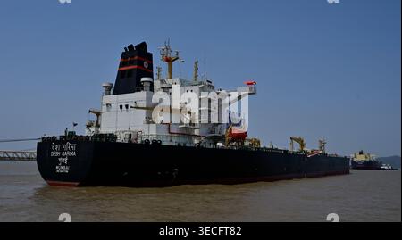 MUMBAI, INDE - AVRIL 30 : le pétrolier de pétrole brut Desh Garima battant pavillon indien est vu amarré au port de Mumbai après avoir navigué avec succès dans le détroit instable d'Ormuz le 30 avril 2026 à Mumbai, en Inde. L'arrivée sûre du navire avec environ 97 000 tonnes métriques de pétrole brut marque une étape importante dans la sécurité énergétique de l'Inde pendant une période de tension géopolitique extrême en Asie occidentale. Le Desh Garima, exploité par la Shipping Corporation of India (SCI) et transportant 31 membres d'équipage indiens, avait dégagé le point d'étranglement maritime à haut risque le 18 avril. Le pétrolier est le 10ème Indian-fla Banque D'Images