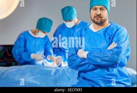 Chirurgien homme, médecin professionnel de groupe équipe chirurgicale effectuant la chirurgie Banque D'Images