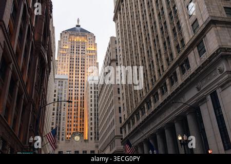 De grands bâtiments se dressent au cœur de Chicago avec un ciel dégagé au-dessus de vous. La scène montre l'architecture détaillée de la ville pendant la journée qui Banque D'Images
