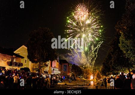 Un feu d'artifice marque la fin du ''Wasserspiele'' (spectacle aquatique) pendant le festival Lichterfest à Bad Salzschlirf, Allemagne, le 30 août 2025. Une grande foule de spectateurs se rassemble dans le Kurpark pour assister à la performance pyrotechnique qui sert de grande finale au festival annuel de la lumière. (Photo de Tomasz Podlak/NurPhoto) Banque D'Images
