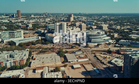 Vue aérienne du quartier urbain de Dallas avec immeubles de bureaux Banque D'Images