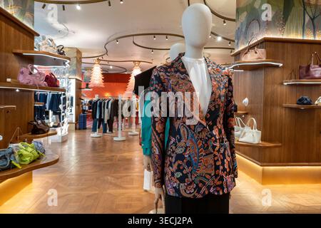Printemps New York est un luxueux grand magasin français situé au 1 Wall Street dans le quartier financier de Manhattan, New York City, USA 2026 Banque D'Images