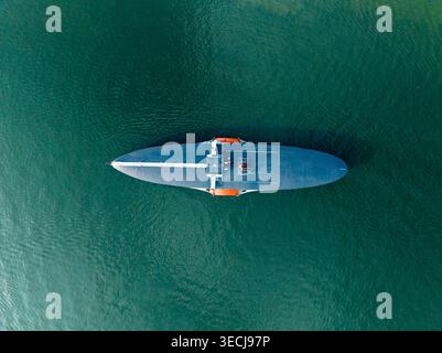 Vue aérienne d'un grand ferry bleu naviguant sur les eaux vertes de la rivière Buriganga près de Sadarghat à Dhaka, Division de Dhaka, Banglades Banque D'Images