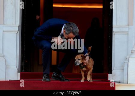 Le premier ministre grec Kyriakos Mitsotakis caresse son chien cacahuète, avant l'arrivée du Prince Albert II de Monaco au Manoir Maximos Banque D'Images