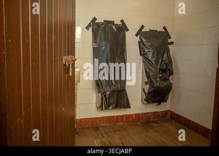 Avril 2026 - urinoirs pour hommes bloqués et inutilisables dans le village de Winscombe, Somerset, Engalnd, GB. Banque D'Images