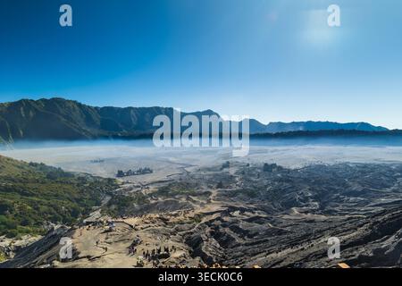 Paysage de la région du cratère du volcan Mount Bromo, la vue magnifique sur le mont. Bromo, situé dans le parc national de Bromo Tengger Semeru, Java oriental, Indonésie Banque D'Images