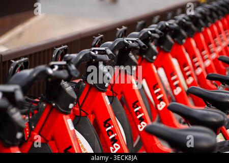 Barcelone, Espagne, 15 mars 2026 - Bicing vélos publics faisant la queue à une gare de Barcelone Banque D'Images