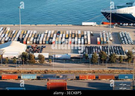 Barcelone, Espagne, 15 mars 2026 - terminal portuaire très fréquenté avec diverses opérations logistiques impliquant un grand ferry, des camions de fret Banque D'Images
