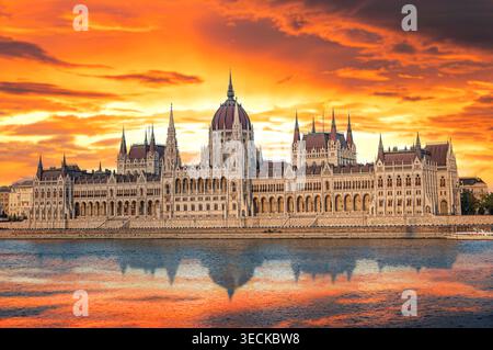 Le bâtiment du Parlement hongrois se dresse majestueusement le long du Danube. Banque D'Images
