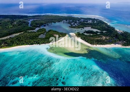 Vue aérienne de Snake Island près de Kandui dans le Mentawai, Indonésie, montrant un lagon turquoise, un récif corallien et une plage de sable blanc bordée de tropiques Banque D'Images