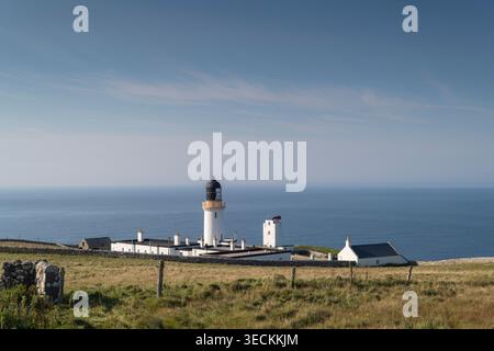 Phare de Dunnet Head par une journée ensoleillée. Banque D'Images