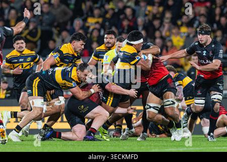 Wellington, Wellington City, Nouvelle-Zélande. 1er mai 2026. Super Rugby Pacific 2026 Round 12 : Hurricanes v Crusaders : 1er mai 2026, Wellington, Wellington City, Nouvelle-Zélande : le joueur d'Hurricanes Raymond Tuputupu (#16 à droite) tente de forcer son chemin à travers la défense des Crusaders lors du match Super Rugby Pacific Round 12 entre les Hurricanes et les Crusaders au stade Hnry vendredi à Wellington. (Crédit image : © James Foy/ZUMA Press Wire) USAGE ÉDITORIAL SEULEMENT ! Non destiné à UN USAGE commercial ! Banque D'Images