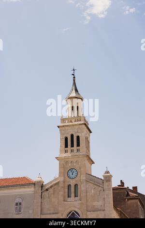 Grand clocher en pierre avec une horloge Banque D'Images