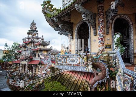 Décorations en mosaïque en céramique ornées et sculptures de dragon complexes à la pagode Linh Phuoc à Da Lat, Vietnam Banque D'Images