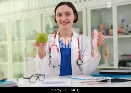 Nutrition et soins menstruels expliqués par un médecin caucasien Banque D'Images
