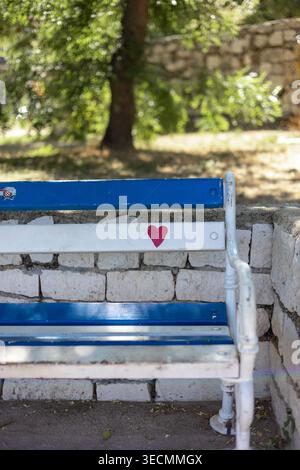 Banc artistique en bois décoré de coeurs peints à la main Banque D'Images